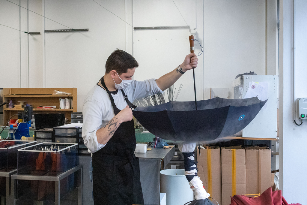 Dernière étape, le repassage du parapluie !